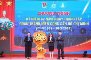  PGS.TS Nguyễn Thị Nhung – Hiệu trưởng nhà trường tặng lẵng hoa chúc mừng Đoàn thanh niên cộng sản Hồ Chí Minh của nhà trường. 