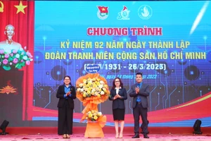  PGS.TS Nguyễn Thị Nhung – Hiệu trưởng nhà trường tặng lẵng hoa chúc mừng Đoàn thanh niên cộng sản Hồ Chí Minh của nhà trường. 