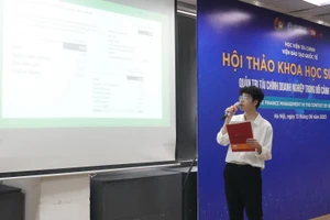 Sinh viên Lê Việt Đức - Viện Đào tạo quốc tế (Học viện Tài chính) tự tin thuyết trình tại hội thảo.