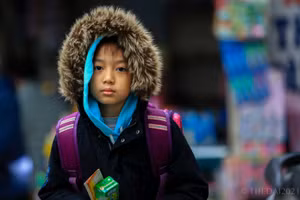 Học sinh được gia đình mặc nhiều lớp áo khoác để chống lại cái lạnh ngày hôm nay.