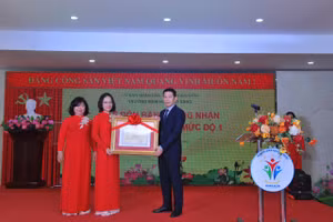 Đại diện nhà trường nhận bằng công nhận trường đạt chuẩn Quốc gia mức độ 1.