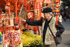 Nhiều đồ trang trí mang phong cách cổ truyền được bày bán tại phố Hàng Mã.