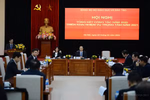 Bộ trưởng Bộ GD&ĐT, Bí thư Ban Cán sự Đảng Bộ GD&ĐT Phùng Xuân Nhạ; Thứ trưởng Phạm Ngọc Thưởng, Bí thư Đảng uỷ Bộ GD&ĐT và các thứ trưởng cùng lãnh đạo các đơn vị trong Bộ tham dự hội nghị.