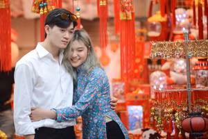 Phố Hàng Mã thời điểm này đã rực đỏ để phục vụ khách hàng, và cũng là một địa điểm lý tưởng để các bạn trẻ check-in.