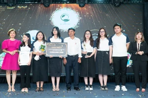 Nhóm đạt giải nhất cuộc thi HSU Business Challenge 2022.