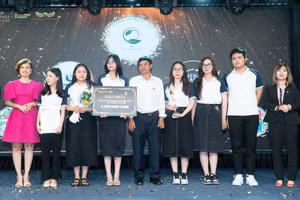 Nhóm đạt giải nhất cuộc thi HSU Business Challenge 2022.