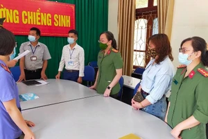 Cơ quan An ninh điều tra Công an tỉnh Sơn La đọc Quyết định khởi tố bị can và ra lệnh bắt bị can để tạm giam với Lâm Thị Luyến (thứ 2 bên phải).