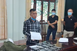 Đối tượng Sùng A Cừ (ngoài cùng bên trái) cùng tang vật.