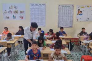 Thầy Nguyễn Tiến Phương bên lớp học vùng cao Nậm Chà.