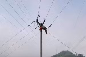 Nam công nhân bị điện giật tử vong khi đang làm việc trên cột điện