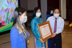 Ông Tống Thanh Hải, Phó Chủ tịch thường trường UBND tỉnh Lai Châu trao tặng danh hiệu Nhà giáo ưu tú.