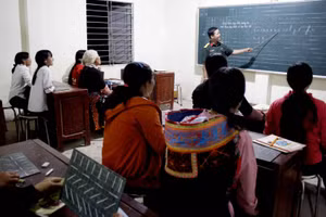 Lớp học xóa mù chữ ở huyện Phong Thổ, Lai Châu. Ảnh: Đinh Đông