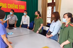 Cơ quan An ninh điều tra Công an tỉnh Sơn La đọc Quyết định khởi tố bị can và ra lệnh bắt bị can để tạm giam với Lâm Thị Luyến (thứ 2 bên phải).