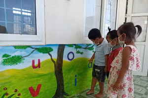Trẻ mầm non 5 tuổi được tập trung học chữ cái và số để đảm bảo kỹ năng khi vào lớp 1.