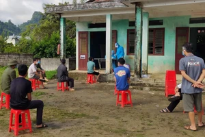 Người dân xã Bản Giang, huyện Tam Đường thực hiện khai báo y tế.