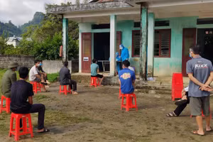 Người dân xã Bản Giang, huyện Tam Đường thực hiện khai báo y tế.