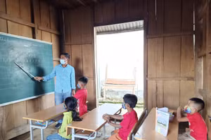 Nhiều học sinh vùng cao Lai Châu "trắng" thiết bị học trực tuyến. 