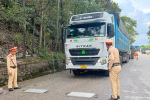 Lực lượng CSGT kiểm tra phương tiện vi phạm tải trọng.