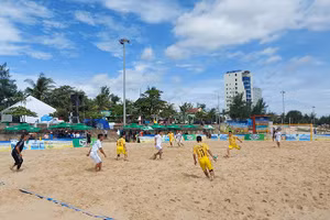 Sôi nổi Lễ hội bóng đá bãi biển tại miền Trung