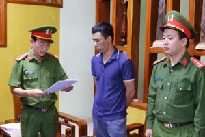 Tống đạt Quyết định khởi tố bị can đối với Đỗ Khắc Điệp.