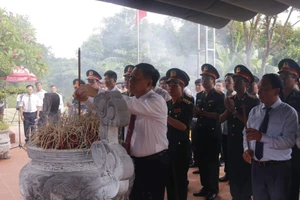 Trưởng ban Tuyên giáo Trung ương cùng lãnh đạo Tổng cục Chính trị Quân đội Nhân dân Việt Nam, lãnh đạo tỉnh Quảng Bình dâng hương tại hang Lèn Hà.