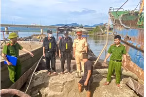 Sau khi bắt quả tang các đối tượng khai thác cát trái phép, tổ công tác đã lập biên bản và chuyển giao hồ sơ, tang vật vi phạm cho Công an huyện Quảng Ninh xử lý theo thẩm quyền.