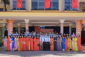 Tập thể lãnh đạo, giáo viên Trường THPT Trần Phú (Bố Trạch, Quảng Bình).