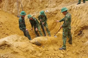 Lực lượng công binh xử lý an toàn qủa bom "khủng" sót lại sau chiến tranh.