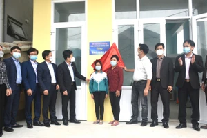 Lễ bàn giao nhà nhân ái cho gia đình em Lê Thị Quỳnh Hoa, học sinh lớp 4, Trường Tiểu học số 2 Phong Thủy. 