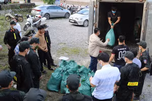 Bắt hai kẻ “thủ” súng đạn để đi buôn thuốc nổ.