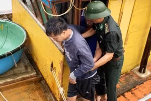 Các lực lượng đưa ngư dân bị nạn lên bờ.