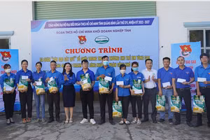 Chương trình "Bán gạo gây quỹ” nhằm tổ chức Trung thu ý nghĩa cho trẻ em, học sinh vùng cao và tặng quà cho thanh niên, công nhân có hoàn cảnh khó khăn trong khối. Ảnh: L.M.