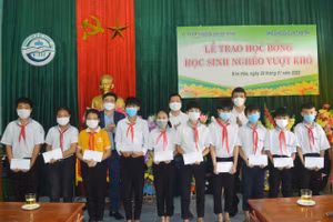 Đại diện Công ty thương mại Đại Minh cùng đại diện Báo Giáo dục & Thời đại (Bộ Giáo dục & Đào tạo) đã trực tiếp trao hơn 100 phần quà Tết tới học sinh nghèo vượt khó tại các trường trên địa bàn huyện Tuyên Hóa.