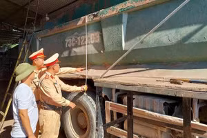 Lực lượng CSGT Quảng Bình xử lý các phương tiện vi phạm giao thông.