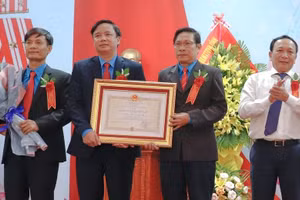 Thừa ủy quyền của Chủ tịch nước, ông Trần Hải Châu - Phó Bí thư Thường trực Tỉnh ủy, trao tặng Huân chương Độc lập hạng Nhì cho LĐLĐ tỉnh Quảng Bình.