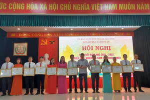 Tại Hội nghị nhiều cá nhân, tập thể đã vinh dự được nhận Bằng khen, Giấy khen vì đạt thành cao trong năm học 2021-2022.