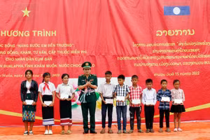 Lãnh đạo Bộ Tư lệnh BĐBP trao tặng học bổng cho các em học sinh Lào do BĐBP Quảng Bình nhận đỡ đầu.