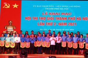 Phó Chủ tịch UBND Thành phố Hà Nội Chử Xuân Dũng và Chủ tịch LĐLĐ thành phố Hà Nội Nguyễn Phi Thường trao cờ lưu niệm cho các đội tham gia Hội thi.