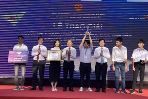 Thứ trưởng Lê Tấn Dũng trao giải cho nhóm tác giải đạt giải Nhất tại Cuộc thi Startup Kite 2022.