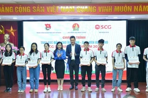 Trao học bổng cho đại diện học sinh, sinh viên có hoàn cảnh khó khăn.