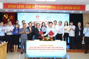 Trưởng ban Công tác thiếu nhi Trung ương Đoàn, Phó Chủ tịch thường trực Hội đồng Đội Trung ương Lê Hải Long và Chủ tịch Hiệp hội Nhà Vệ sinh Việt Nam Lê Văn Hiệp ký thỏa thuận hợp tác triển khai chương trình “Nhà vệ sinh cho em”.