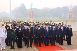 Đại biểu Quốc hội vào Lăng viếng Chủ tịch Hồ Chí Minh