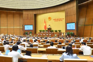 Đại biểu Quốc hội biểu quyết thông qua 2 nghị quyết thành lập đoàn giám sát chuyên đề của Quốc hội năm 2023.