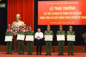 Chủ tịch UBND tỉnh Lê Duy Thành trao Bằng khen của UBND tỉnh cho các tập thể, cá nhân có thành tích xuất sắc trong công tác phá án nhanh.