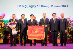 Lãnh đạo Trường ĐH Thủy lợi đón nhận Cờ đơn vị xuất sắc trong phong trào thi đua của Chính phủ.