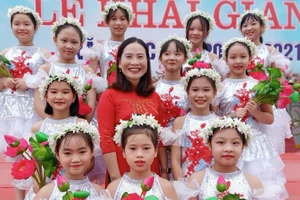 Cô Đặng Thu Hà, Hiệu trưởng Trường THCS Quang Chung và các học trò trong lễ khai giảng.