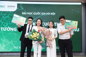 Niềm vui của các tác giả đoạt giải.