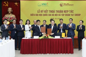 Lãnh đạo ĐHQGHN và Tập đoàn T&T trao văn bản ký kết hợp tác phát triển đội ngũ khoa học tương lai.