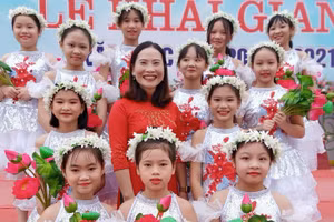 Cô Đặng Thu Hà, Hiệu trưởng Trường THCS Quang Chung và các học trò trong lễ khai giảng.