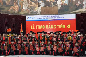 Niềm vui của các tân tiến sĩ Trường ĐHKHTN trong ngày tốt nghiệp 